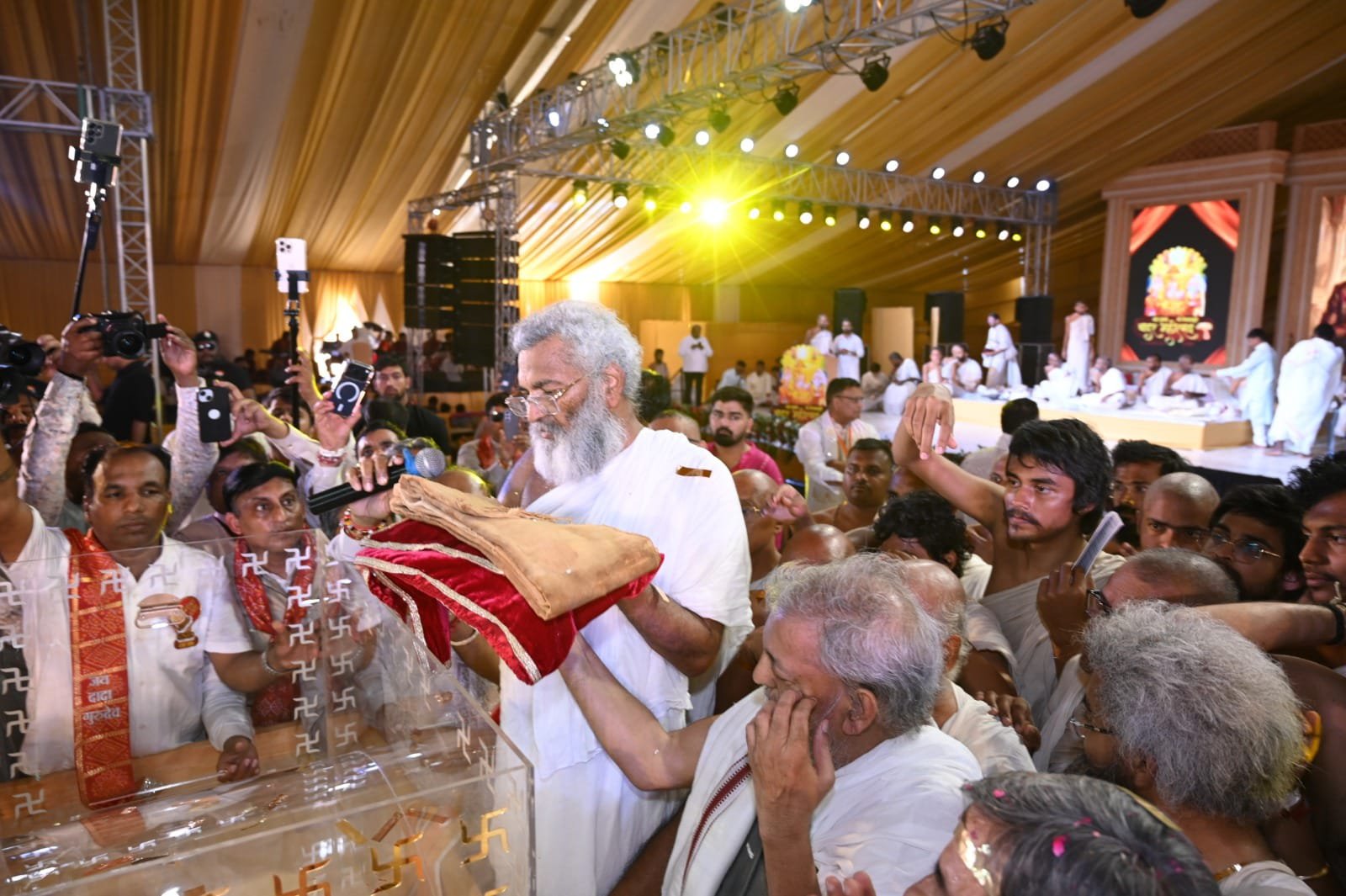 चादर महोत्सव में 871 वर्ष पुरानी आस्था का अद्भुत दृश्य: 150 साल बाद ज्ञान  भंडार से बाहर आई दादागुरुदेव की पवित्र चादर, सोनार दुर्ग से निकला ...