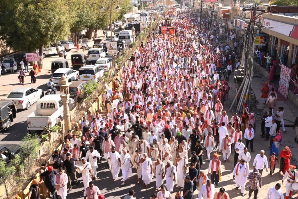 चादर महोत्सव में 871 वर्ष पुरानी आस्था का अद्भुत दृश्य: 150 साल बाद ज्ञान  भंडार से बाहर आई दादागुरुदेव की पवित्र चादर, सोनार दुर्ग से निकला ...